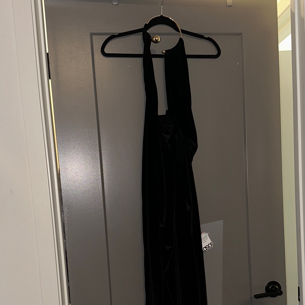 ASOS DESIGN halter neck drape maxi with gold tone neck - Picture 2 of 5